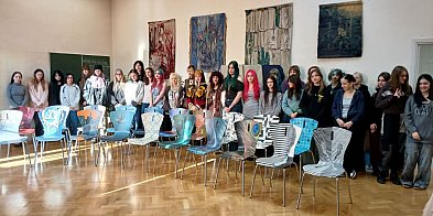 Krzesła z upcyklingu w Galerii Sfera – WOŚP w BB-23512
