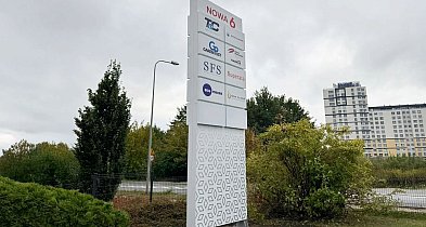 Czym wyróżniają się wolnostojące totemy reklamowe?