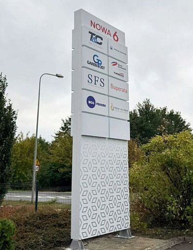 Czym wyróżniają się wolnostojące totemy reklamowe?