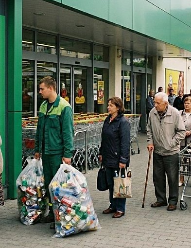 Wraca temat systemu kaucyjnego. Wśród internautów dominuje krytyka