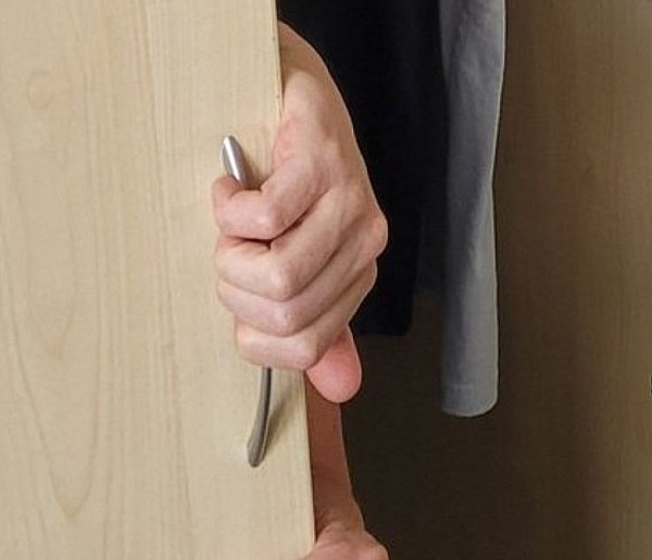 Ukrywał się przed wymiarem sprawiedliwości od 2022 roku w... szafie-21079