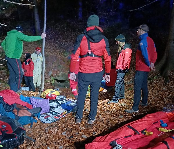 Grotołaz uwięziony w Jaskini Salmopolskiej. Sprawna akcja GOPR zakończona sukcesem-22184