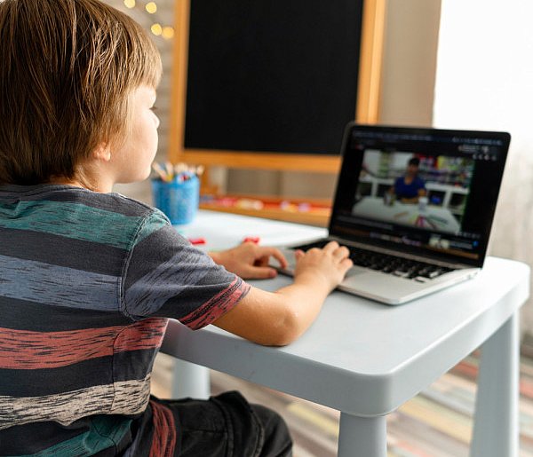 Popularni influencerzy mogą mieć kłopoty. Treści dla dzieci budzą kontrowersje-22210