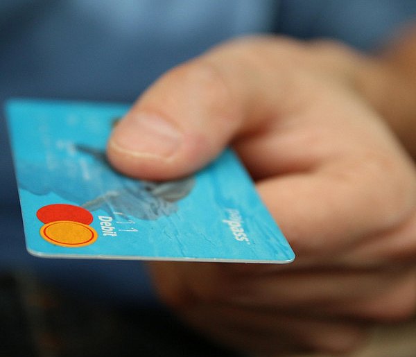 Fiskus skontroluje płatności kartą Polaków? Resort zabiera głos-22319