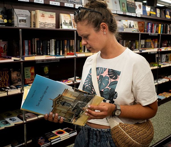 Miłośniczka groteski po pracy - rozmowa z Judytą Dobek [przedruk]-22923