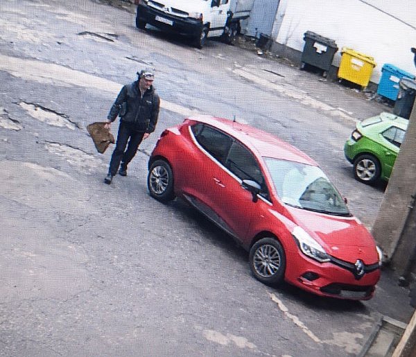 Policja poszukuje mężczyzny podejrzanego o kradzież z samochodu przy ul. 1 Maja-23194