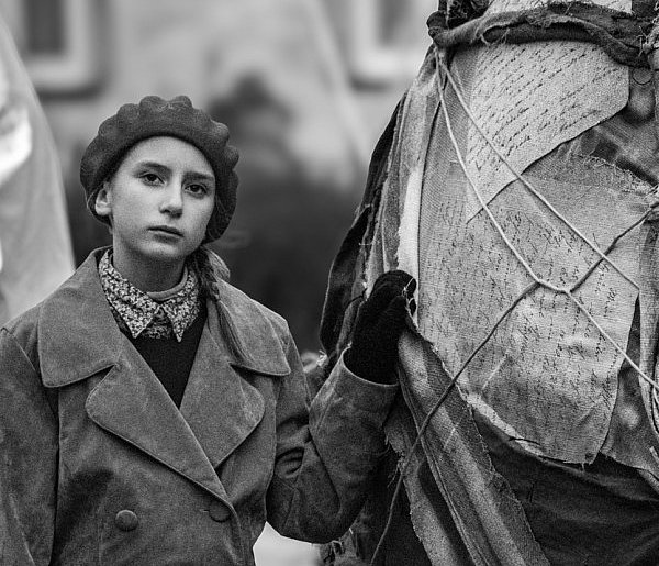 Poruszająca instalacja Teatru Polskiego o losach zapomnianego zakątka