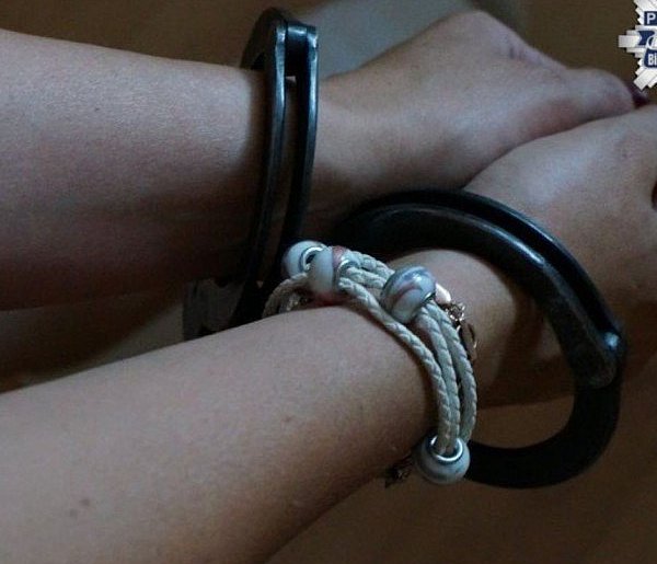 Nietrzeźwa kobieta znieważała funkcjonariuszy i zniszczyła radiowóz