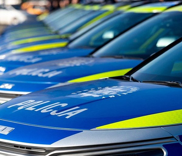 Nowe radiowozy dla bielskiego garnizonu policji. 14 pojazdów trafiło do służby