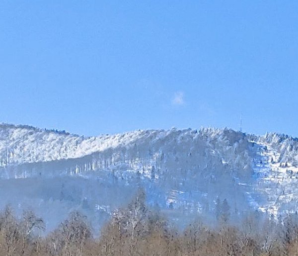 Beskidy: Trudne warunki na szlakach, silny wiatr i oblodzenia