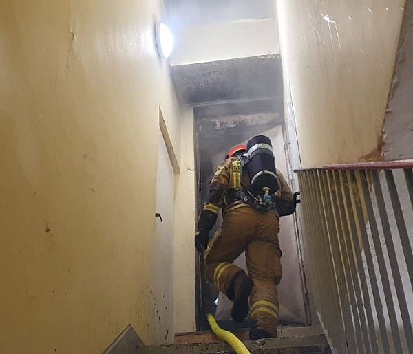 Pożar na dachu bloku przy ul. Podgórze w Bielsku-Białej. Interweniowała straż