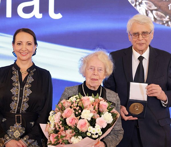 Profesor Ewa Chojecka z Nagrodą im. Gieysztora