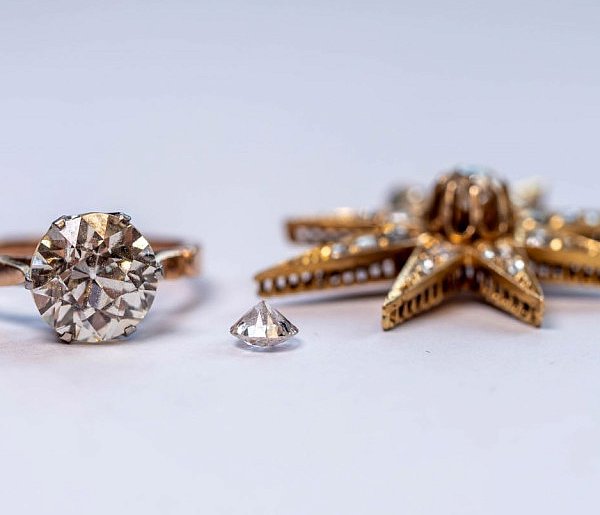 Znalazł diamenty na gruzowisku! Teraz trafią na licytację