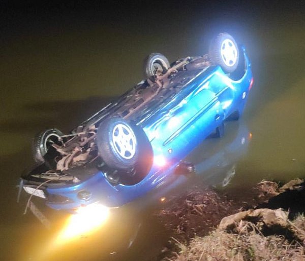 Samochód wpadł do stawu w Bestwinie. Akcja służb