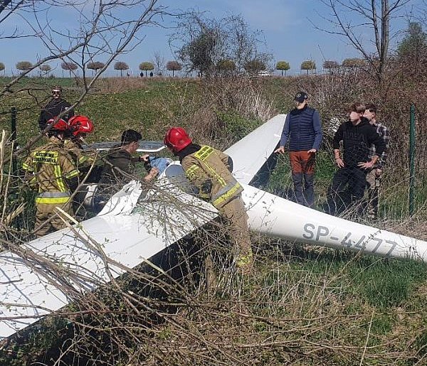 Awaryjne lądowanie szybowca w Bielsku-Białej. Maszyna zahaczyła o ogrodzenie