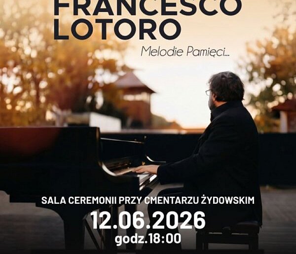 Francesco Lotoro zagra w Sali Ceremonii cmentarza żydowskiego przy Cieszyńskiej