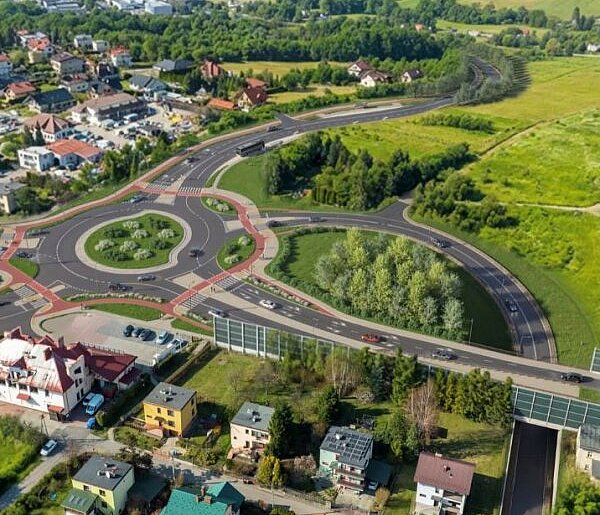 Papierologia ruszyła z fotela i zaczęła iść w stronę łopaty