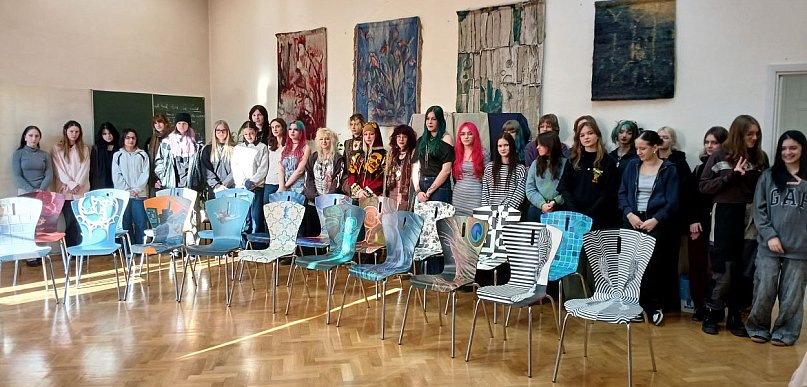 Krzesła z upcyklingu w Galerii Sfera – WOŚP w Bielsku-Białej