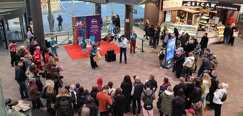 Udana licytacja krzeseł w Galerii Sfera. Najdroższe krzesło sprzedano za 1500 zl