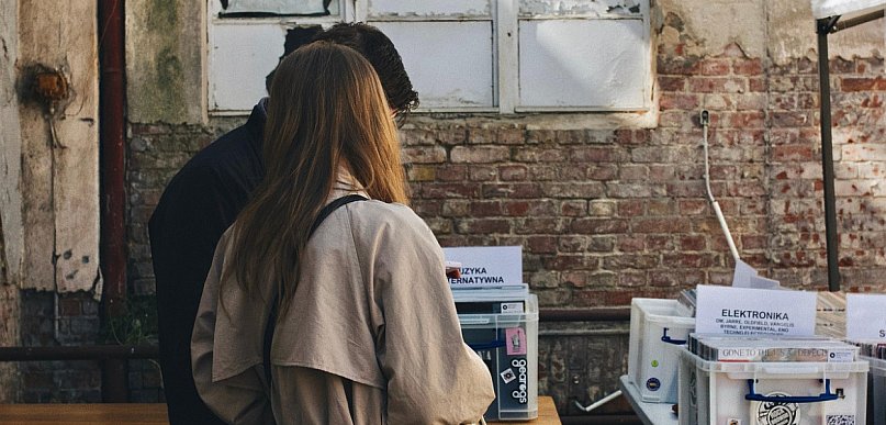 Lady sklepowe – jak wpływają na komfort zakupów i wzrost sprzedaży?