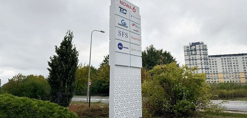 Czym wyróżniają się wolnostojące totemy reklamowe?