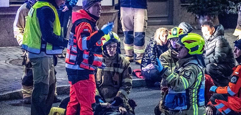 40 załóg ratowniczych i 10 minut na decyzje. Nocna symulacja wypadku autobusu