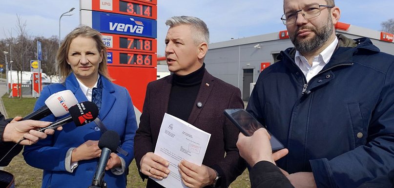 PiS o cenach paliw. Briefing przy stacji Orlen w Bielsku-Białej