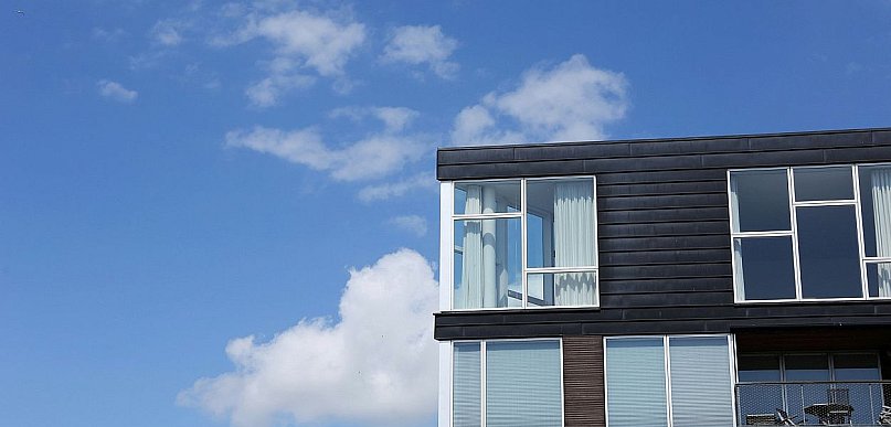 Dlaczego okna powinny być szczelne? I co zrobić, żeby się w domu nie udusić?