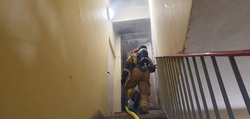 Pożar na dachu bloku przy ul. Podgórze w Bielsku-Białej. Interweniowała straż