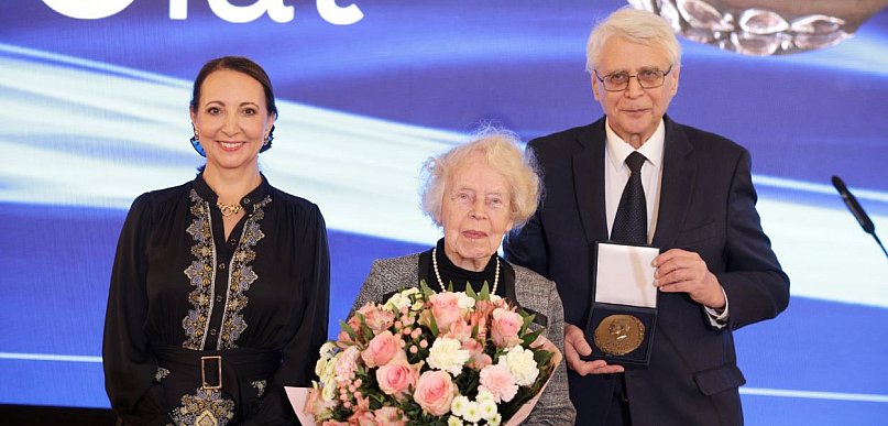 Profesor Ewa Chojecka z Nagrodą im. Gieysztora