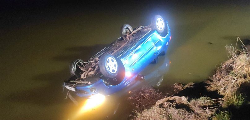 Samochód wpadł do stawu w Bestwinie. Akcja służb