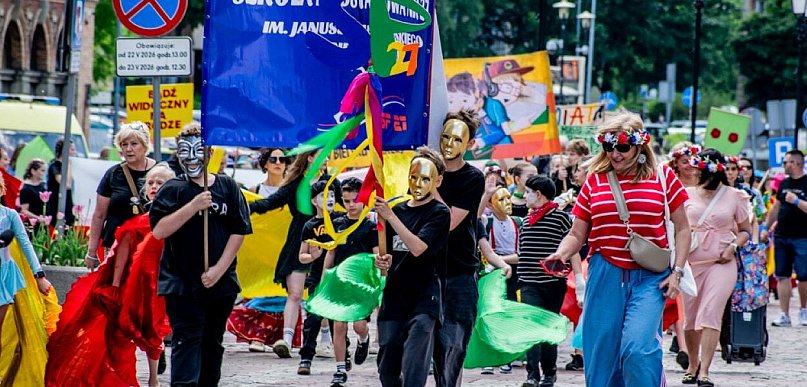 Kolorowy pochód młodzieży przeszedł ulicami Bielska-Białej