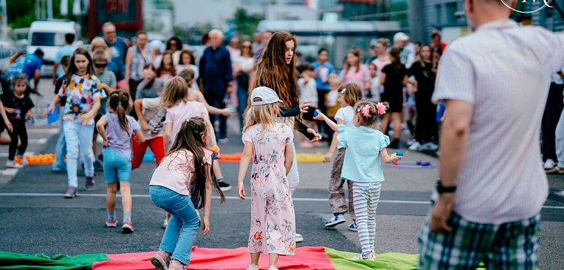 Dzień Dziecka w Sarnim Stoku. Zabawa, wakacyjne nagrody i akcja „Uszyj Jasia”