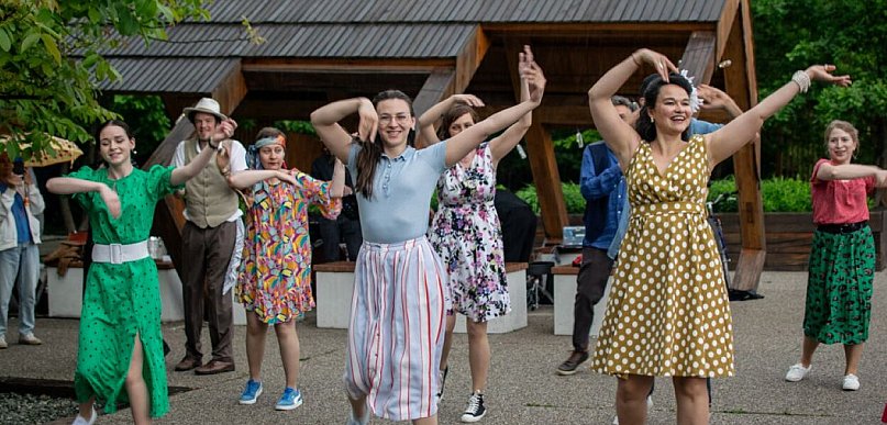 Swing, muzyka na żywo i taniec pod chmurką. Cykl potańcówek na lotnisku