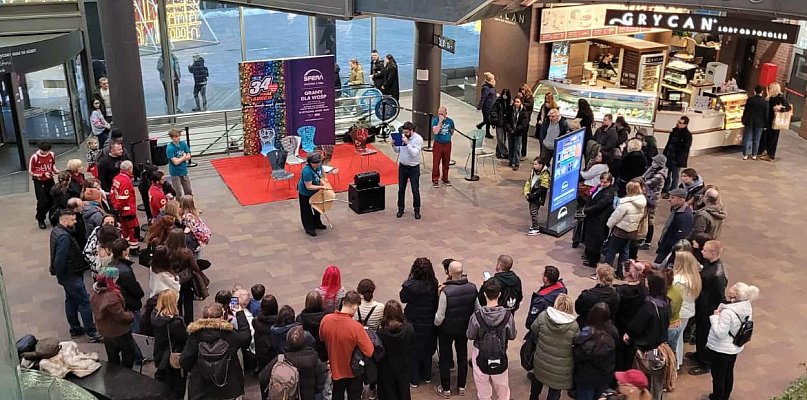 Udana licytacja krzeseł w Galerii Sfera. Najdroższe krzesło sprzedano za 1500 zl