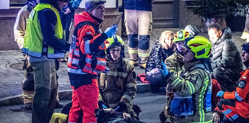 40 załóg ratowniczych i 10 minut na decyzje. Nocna symulacja wypadku autobusu