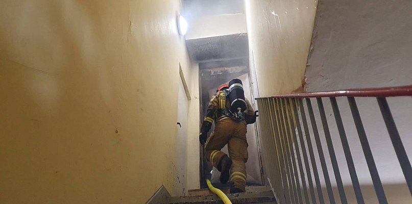 Pożar na dachu bloku przy ul. Podgórze w Bielsku-Białej. Interweniowała straż