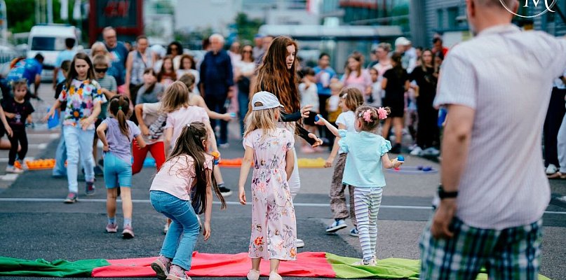 Dzień Dziecka w Sarnim Stoku. Zabawa, wakacyjne nagrody i akcja „Uszyj Jasia”