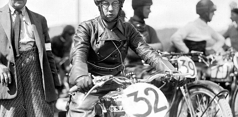 Motocyklowa gymkhana na stadionie „Na Górce”. Unikatowe nagranie z 1936 roku