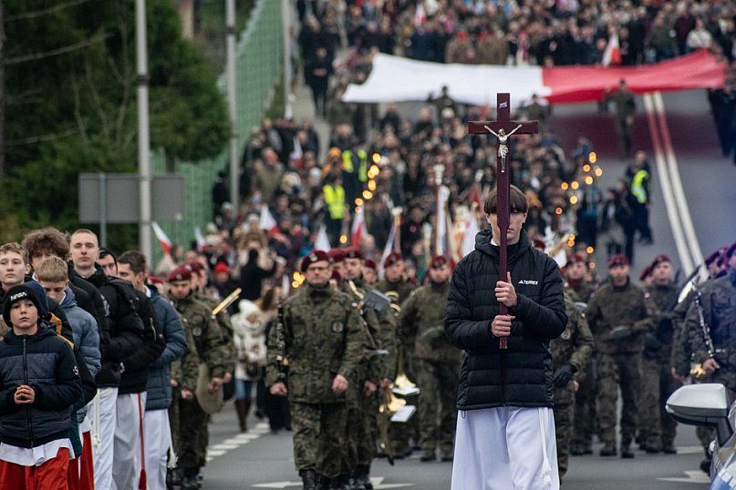 Święto Niepodległości - przemarsz na cmentarz wojskowy