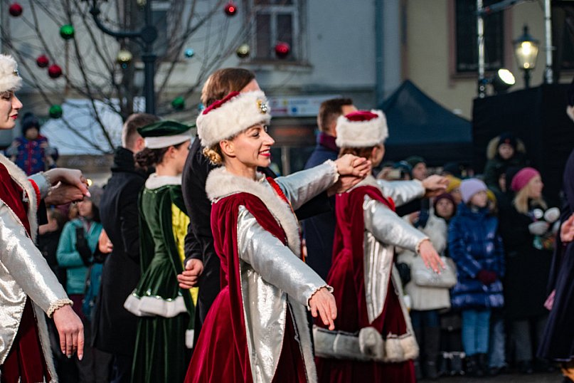 Polonez na placu Wojska Polskiego I barwne korowody