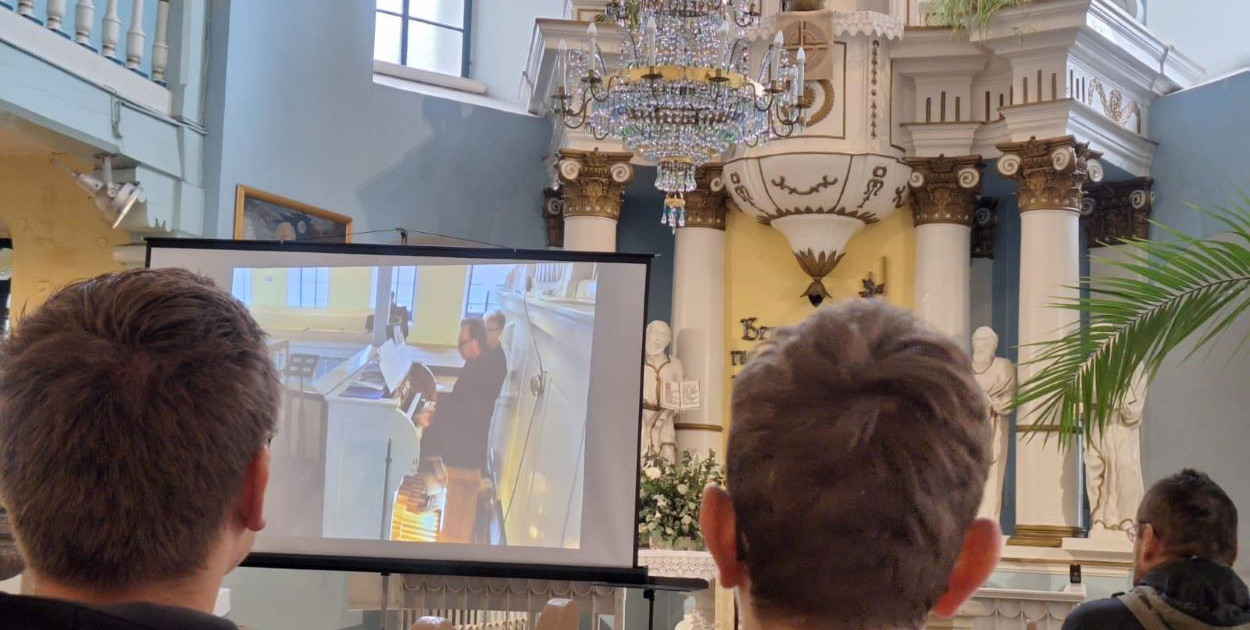 Muzyka organowa w deszczowej aurze – koncert braci Karczów poruszył publiczność w Starym Bielsku