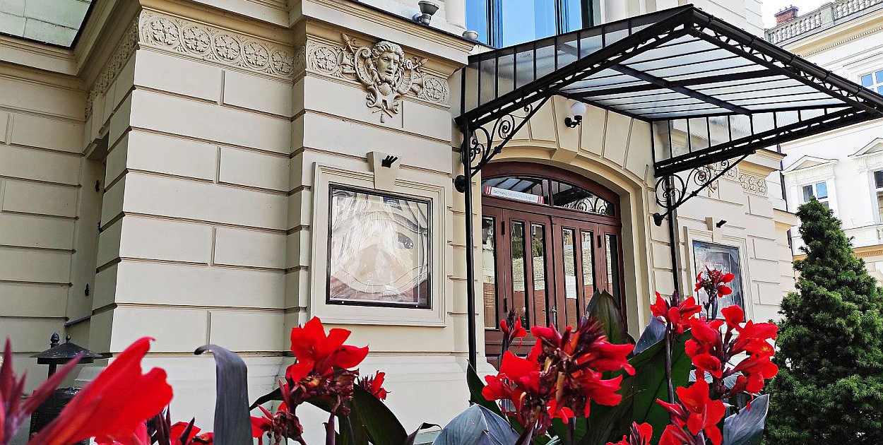 Seksmisja, Janosik i orkiestra. Bielski teatr między jubileuszem a planami