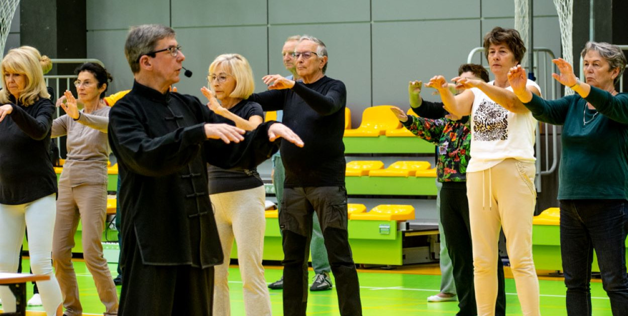 Zajęcia Qigong na hali sportowej UBB