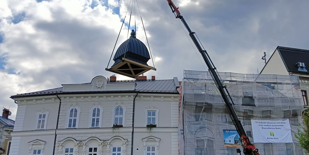 Historyczny hełm wrócił na dach kamienicy przy ul. 11 Listopada 36 w Bielsku-Białej. / fot. Jacek Kachel wydz. prasowy UM