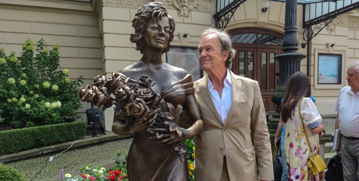 Roman Frankl przy pomniku Marii Koterbskiej