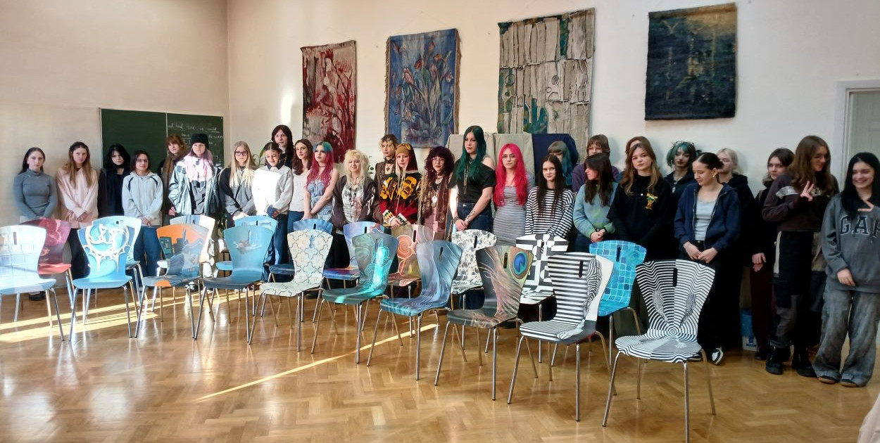 Krzesła czekają na licytację