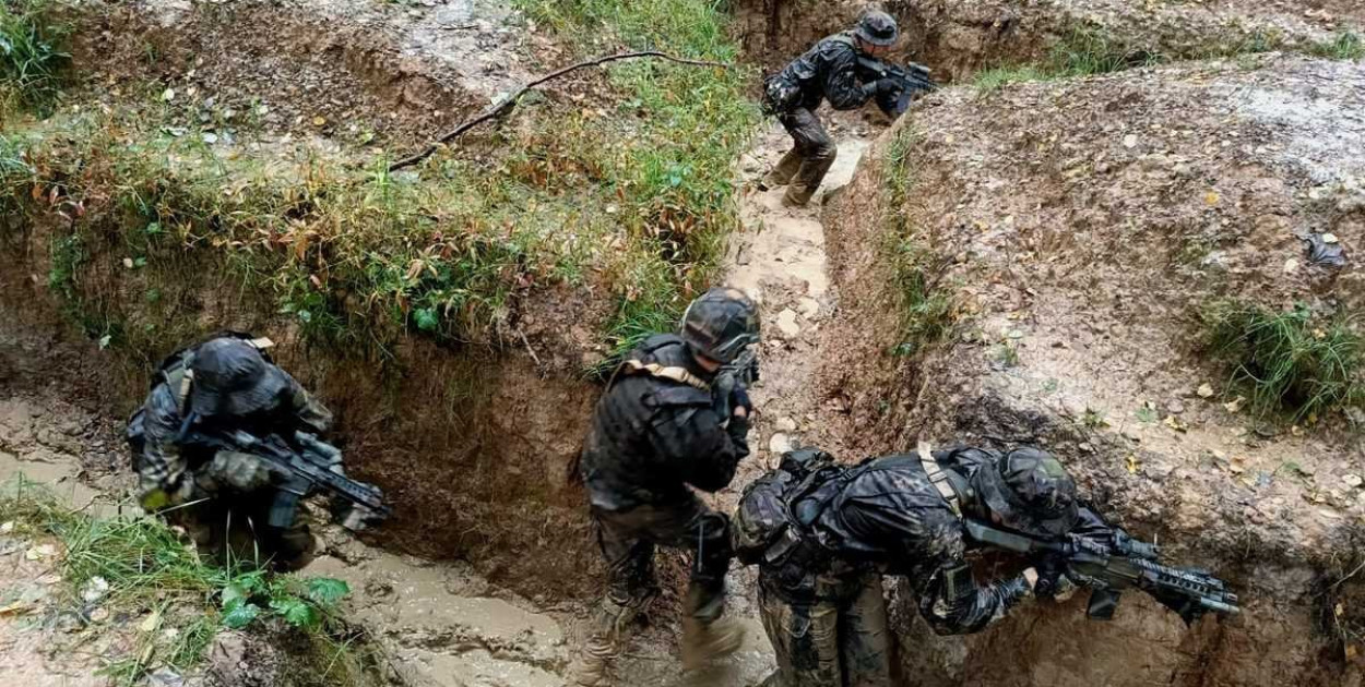 Zajęcia terenowe w Mikuszowicach-Błoniach. Umundurowane grupy z replikami broni