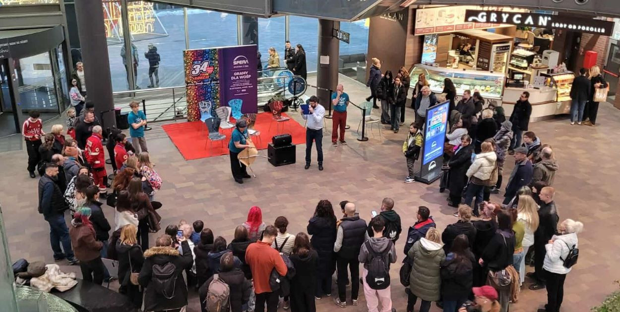 Udana licytacja krzeseł w Galerii Sfera. Najdroższe krzesło sprzedano za 1500 zl