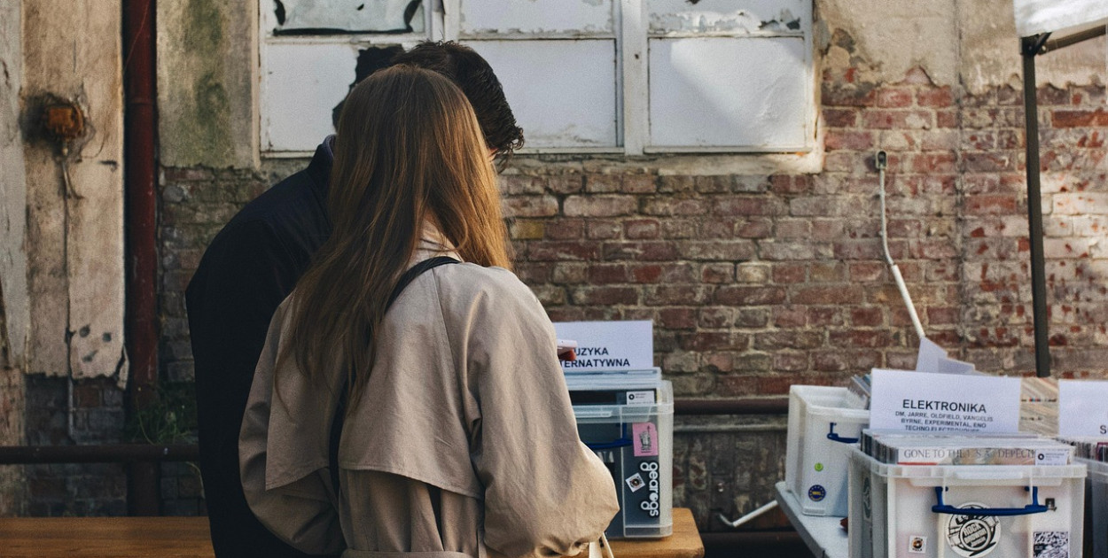 Lady sklepowe – jak wpływają na komfort zakupów i wzrost sprzedaży?